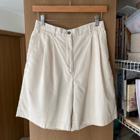 Vintage 90s Cutter & Buck Womens Shorts 8 Cream Pleated High Rise Retro Preppy - Picture 1 of 7